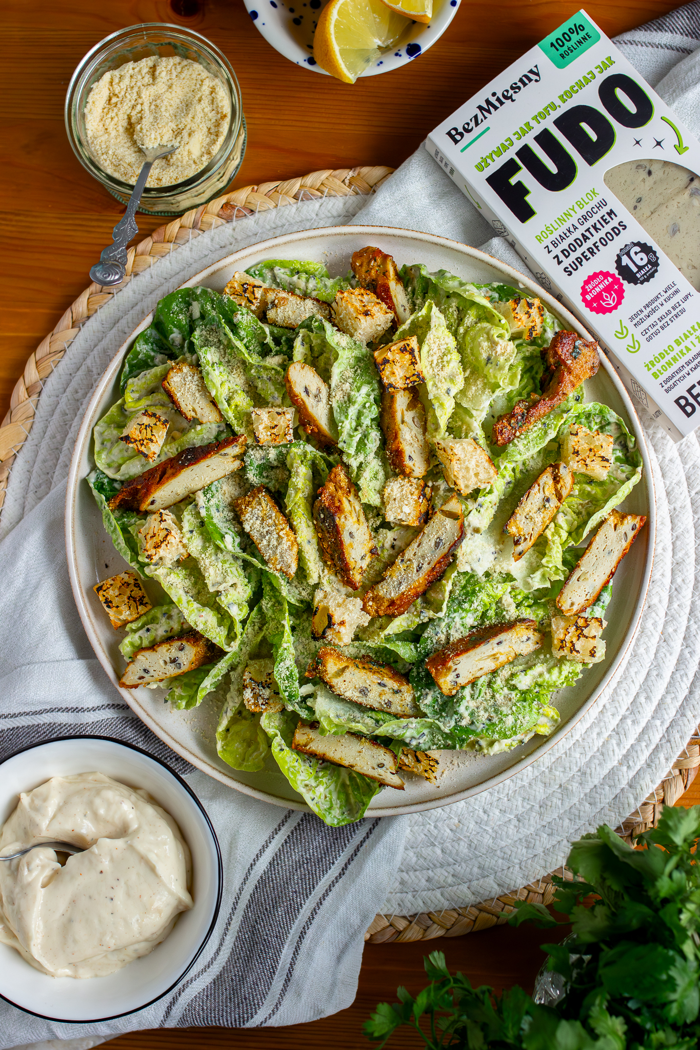 Sałatka Cezar z chrupiącym FUDO – klasyk w zupełnie nowym wydaniu