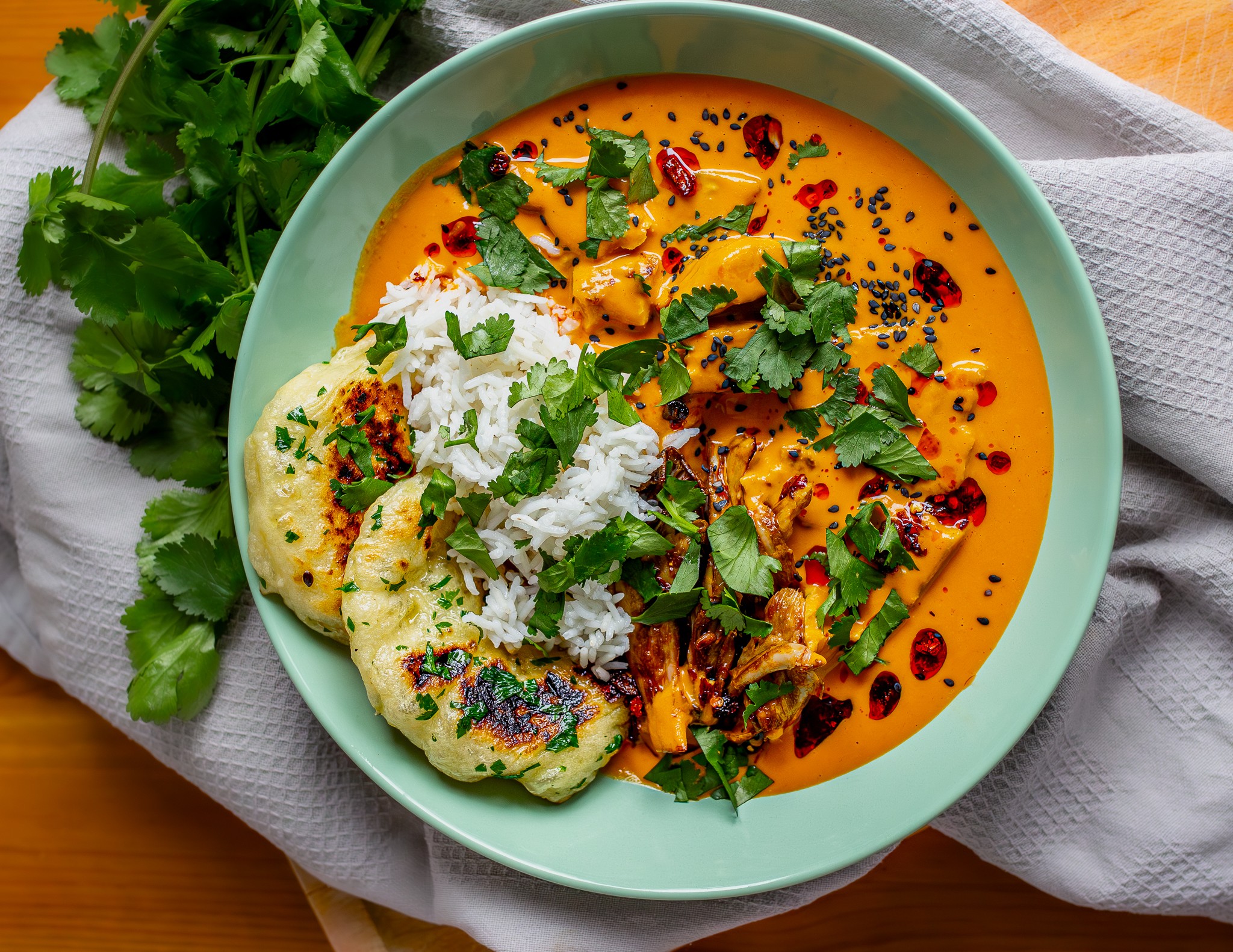 Czerwone curry z FUDO i naanem – aromat, który zaczyna się jeszcze zanim spróbujesz