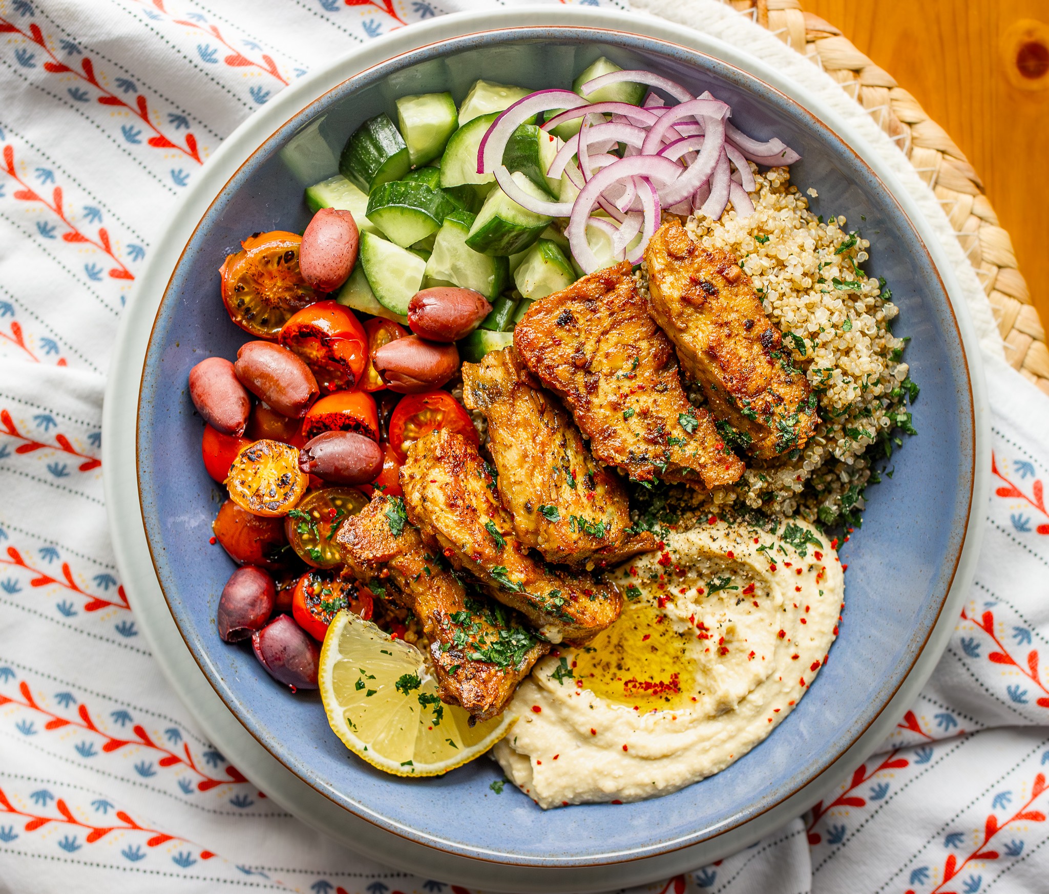 Bowl z FUDO, hummusem i komosą ryżową – wszystko, co dobre, w jednej misce